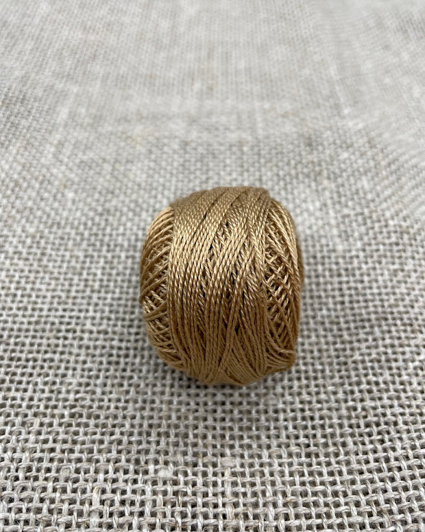 852 - Antiquie Gold Medium
